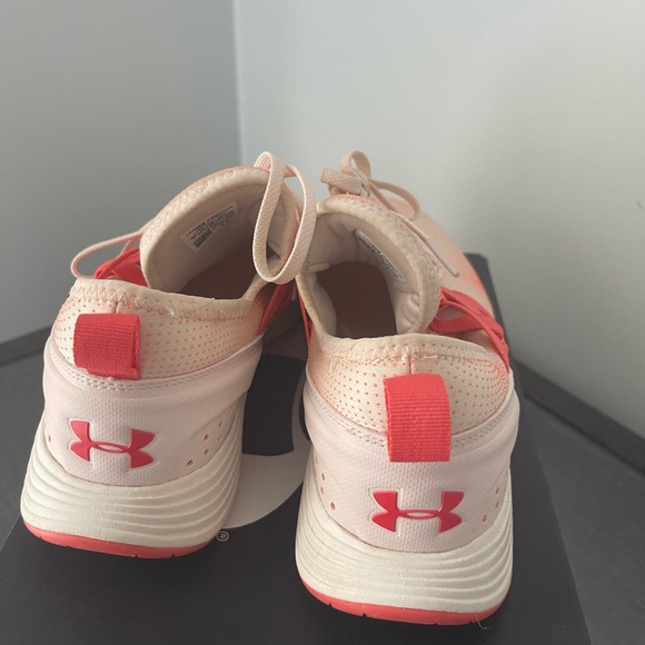 Under armour sneaker size 7 - Picture 2 of 4